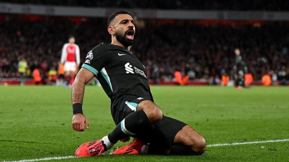 Salah giúp Liverpool thoát khỏi trận thua trên sân đối thủ Arsenal.